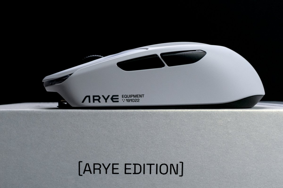 theillmeister's tweet image. RCC-1 is absolutely stunning in person. Lovely visual design elements all over!🤤

Initial impressions of holding it right off the bat is that it is way more comfortable in hand than I thought it&apos;d be honestly. I had somehow imagined it would feel more boring and flat along the…