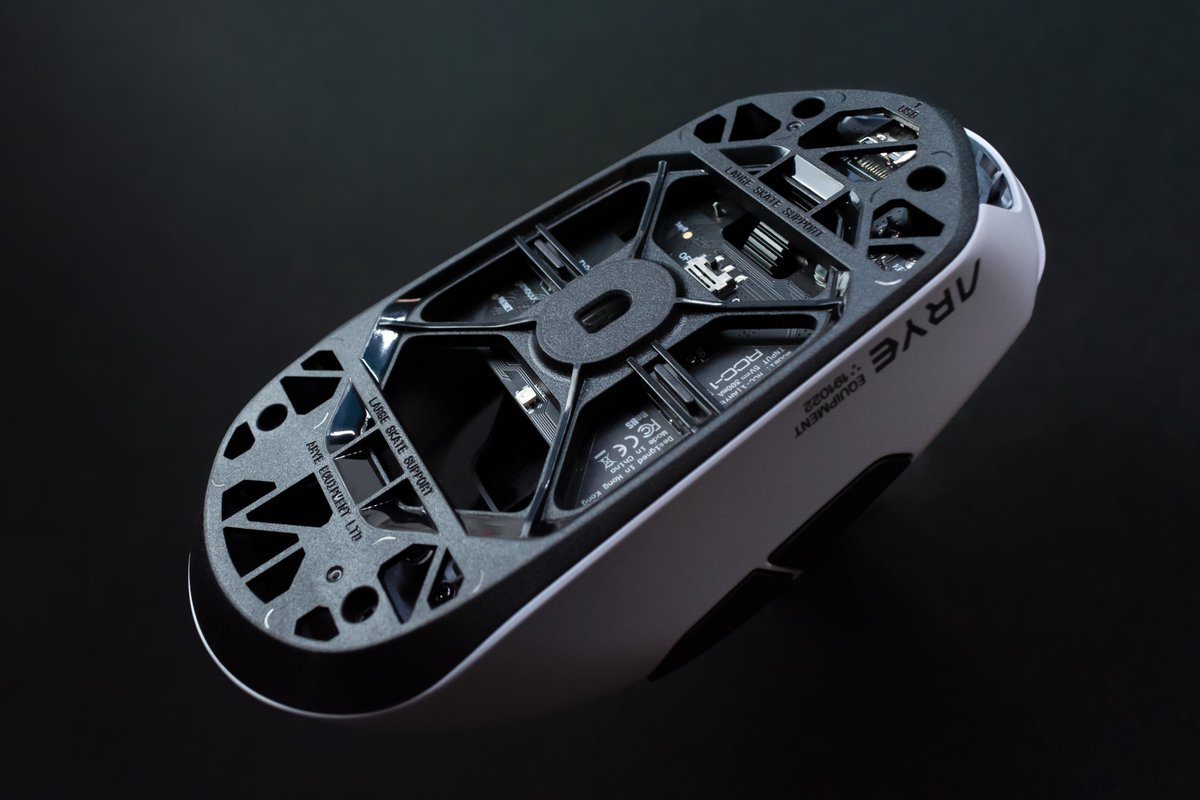 theillmeister's tweet image. RCC-1 is absolutely stunning in person. Lovely visual design elements all over!🤤

Initial impressions of holding it right off the bat is that it is way more comfortable in hand than I thought it&apos;d be honestly. I had somehow imagined it would feel more boring and flat along the…