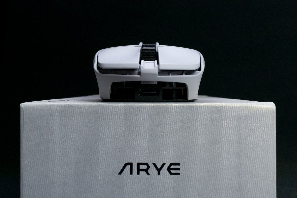 theillmeister's tweet image. RCC-1 is absolutely stunning in person. Lovely visual design elements all over!🤤

Initial impressions of holding it right off the bat is that it is way more comfortable in hand than I thought it&apos;d be honestly. I had somehow imagined it would feel more boring and flat along the…