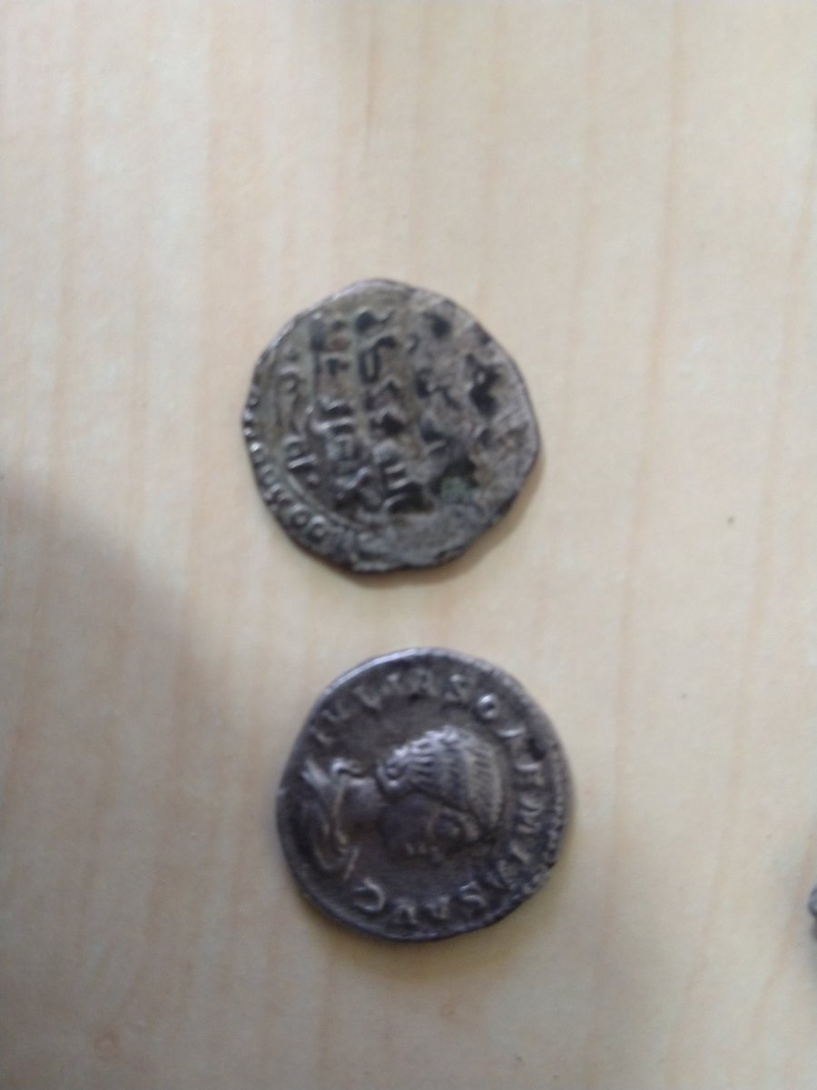 کشف ۲۲ قلم شی‌ء تاریخی و دستگیری سه حفار غیرمجاز در خراسان شمالی
نیروهای یگان حفاظت میراث‌فرهنگی با همکاری عوامل انتظامی، سه نفر حفار غیرمجاز را شناسایی و در عملیات، ۲۲ قلم اشیای تاریخی شامل ظروف، شمعدان و سکه و یک دستگاه فلزیاب ضبط شد.
#میراث_فرهنگی #خراسان_شمالی #گردشگری