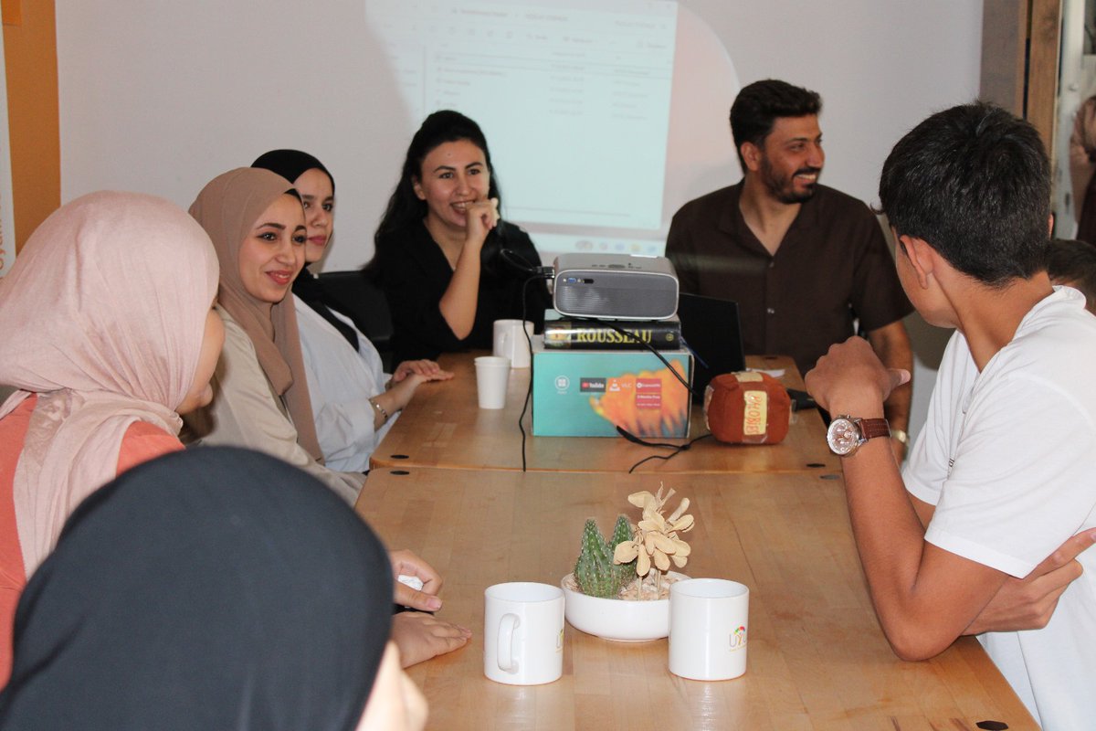 Bugün derneğimizde Yeşilay'ın "Göçmen Gençlere Bağımlılıkla Mücadelede Önleyici Model" Erasmus pilot uygulamasını yaptık. 11 göçmen genç eğitim aldı. Geri bildirimlerle içerikler geliştirilecek. Bu anlamlı programa ev sahipliği yapmaktan mutluyuz. Yaşasın bağımsızlık! 💚