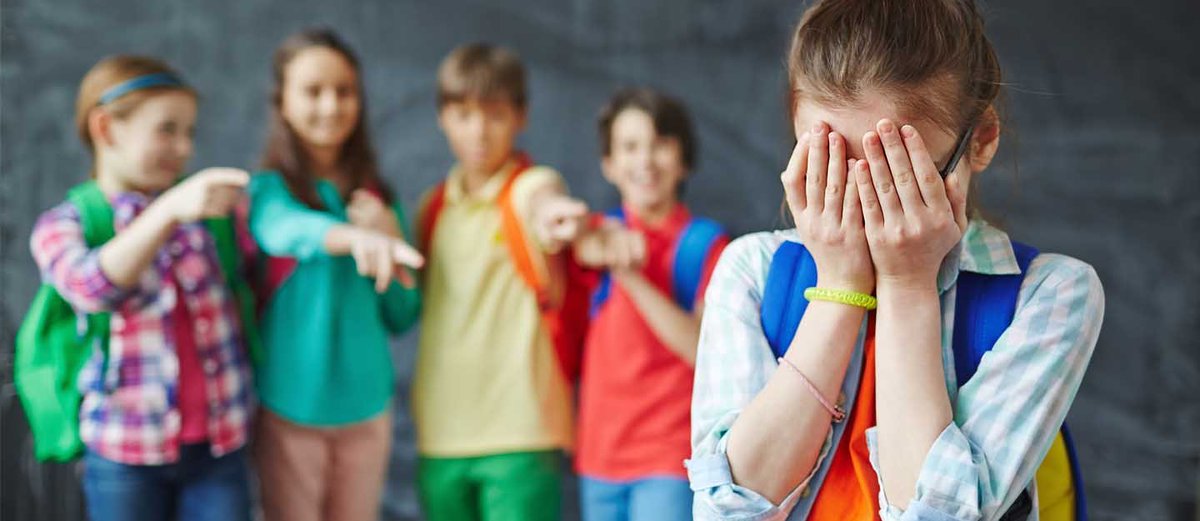 أسوأ أنواع التنمّر هو التنمّر على الأطفال المصابين بالسكري النوع الأول، خصوصًا من يستخدمون مضخات الإنسولين أو الأقلام.
هذا النوع من التنمّر لا يؤذي فقط مشاعرهم، بل يجعل بعضهم يرفض العلاج الذي ينقذ حياته.
متى ندرك أن السخرية من المرض والعلاج ليست «مزحة»، بل انعكاس لتربية غير