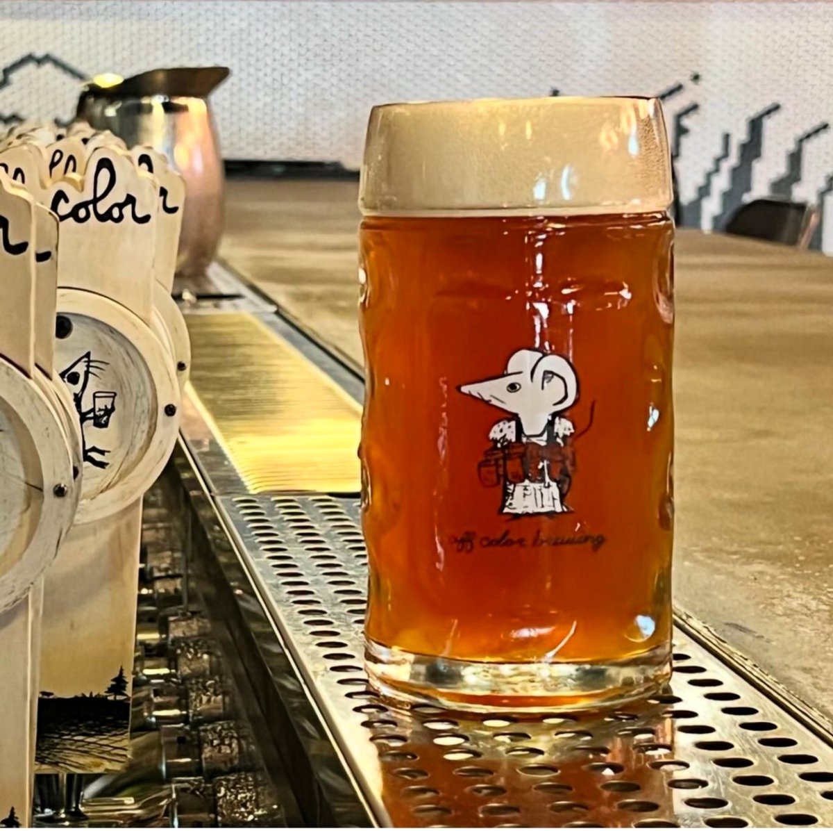 Now on draft: #OffColorBrewing Waddle #Märzen. Warm toasted malts reminiscent of freshly baked bread. Subtle and spicy hop finish highlighting biscuity German malt. Clocks in at 6.0% ABV. 📸Off Color #oktoberfest #octoberfest #oktoberfestchicago #chicagooktoberfest