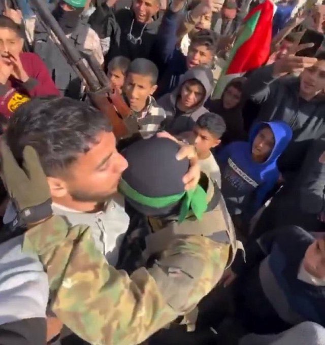 adhamsharkawi's tweet image. قُبلة على الرَّأس بالنيابة عنَّا جميعاً
كتبَ الله أجركم
وأعلى بين العالمين ذكركم
ولا كسرَ لكم سيفاً
ولا أسكتَ لكم صوتاً
وأبقاكم تيجاناً فوق رؤوسنا
وشوكةً في حلق أعدائنا! 💚