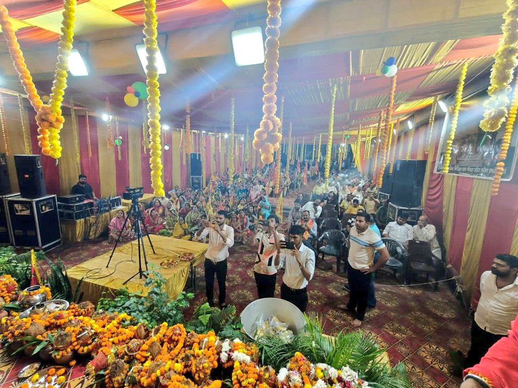 #श्री_राम_कथा_अमृत_वर्षा

नोएडा सेक्टर-82 के पॉकेट-12 में आयोजित श्री राम कथा अमृत वर्षा में सम्मिलित होकर कथा श्रवण कर पूज्य गुरु जी का आशीर्वाद प्राप्त किया। आस्था और संगठन का अद्भुत संगम देखने को मिला।