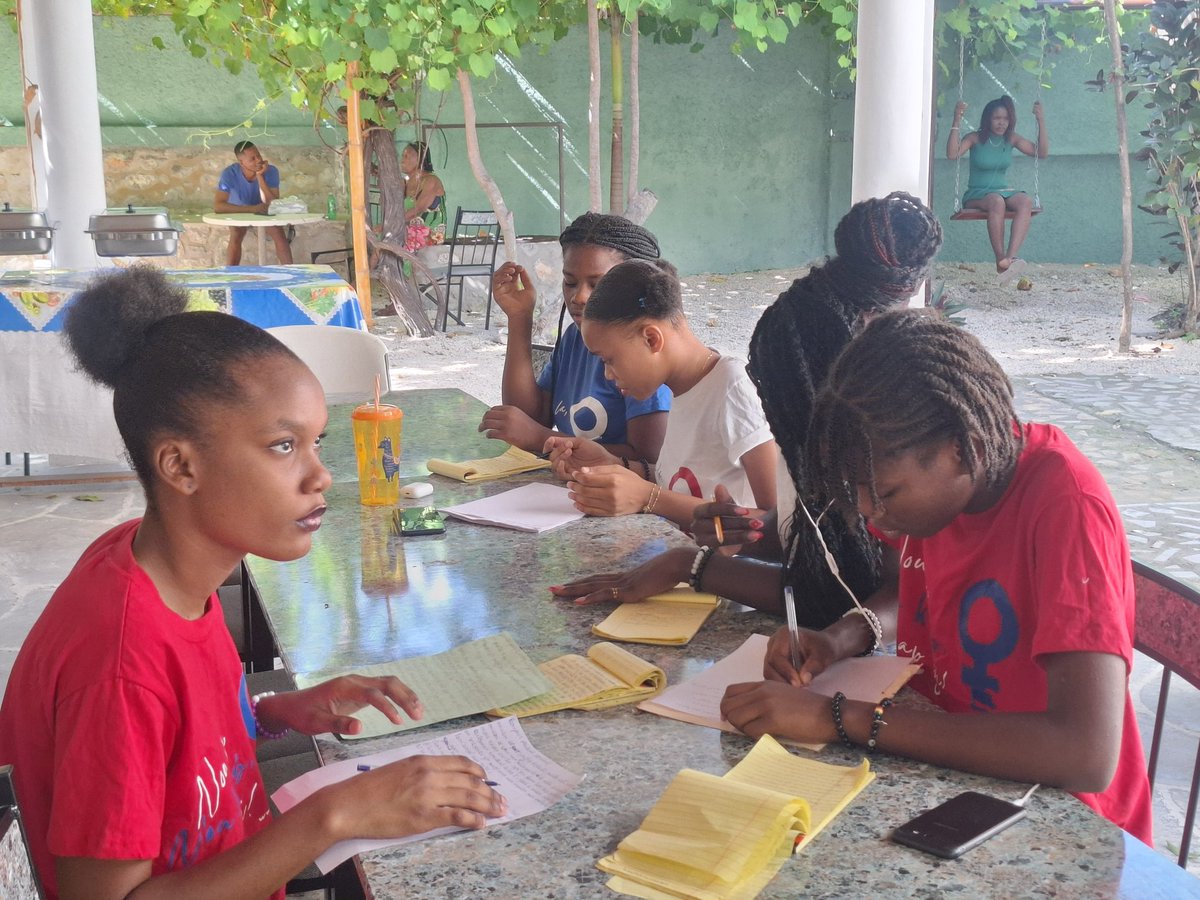 Former. Accompagner. Propulser.
Nou Kapab - Incubateur de leadership citoyen : un espace où 25 jeunes filles de 14 à 18 ans apprennent comment transformer leur communauté.
Suivez leur l’évolution inspirante sur notre site web noukapab.fokyola.ht et découvrez leurs projets.