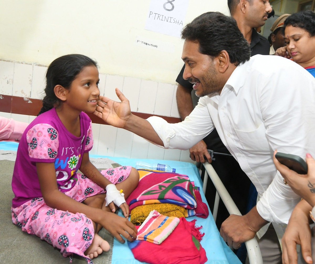 MaNamakam_Jagan's tweet image. 🚨 #KurupamHealthCrisis

విశాఖపట్నం కేజీహెచ్ లో జాండిస్ (హెపటైటిస్ ఏ ) తో చికిత్స పొందుతున్న కురుపాం గిరిజన గురుకుల పాఠశాల విద్యార్థినులను పరామర్శించిన మాజీ ముఖ్యమంత్రి, వైయస్సార్సీపీ అధ్యక్షుడు శ్రీ వైయస్.జగన్.

#InHumanAPGov
@ysjagan #YSRCongressParty