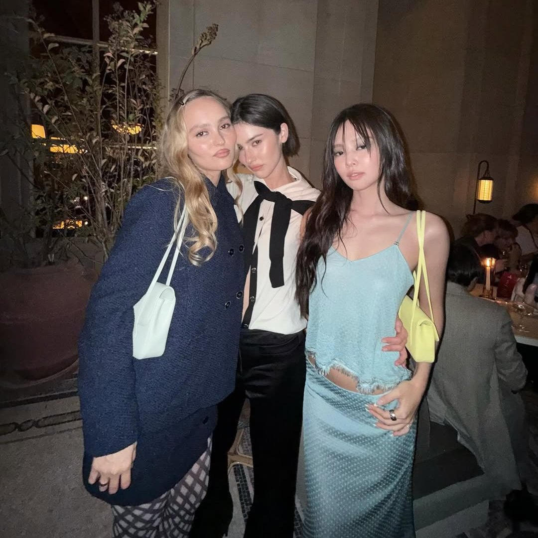iHeartRadio's tweet image. Girls&apos; night out 💞 

#LilyRoseDepp @gracieabrams #JENNIE