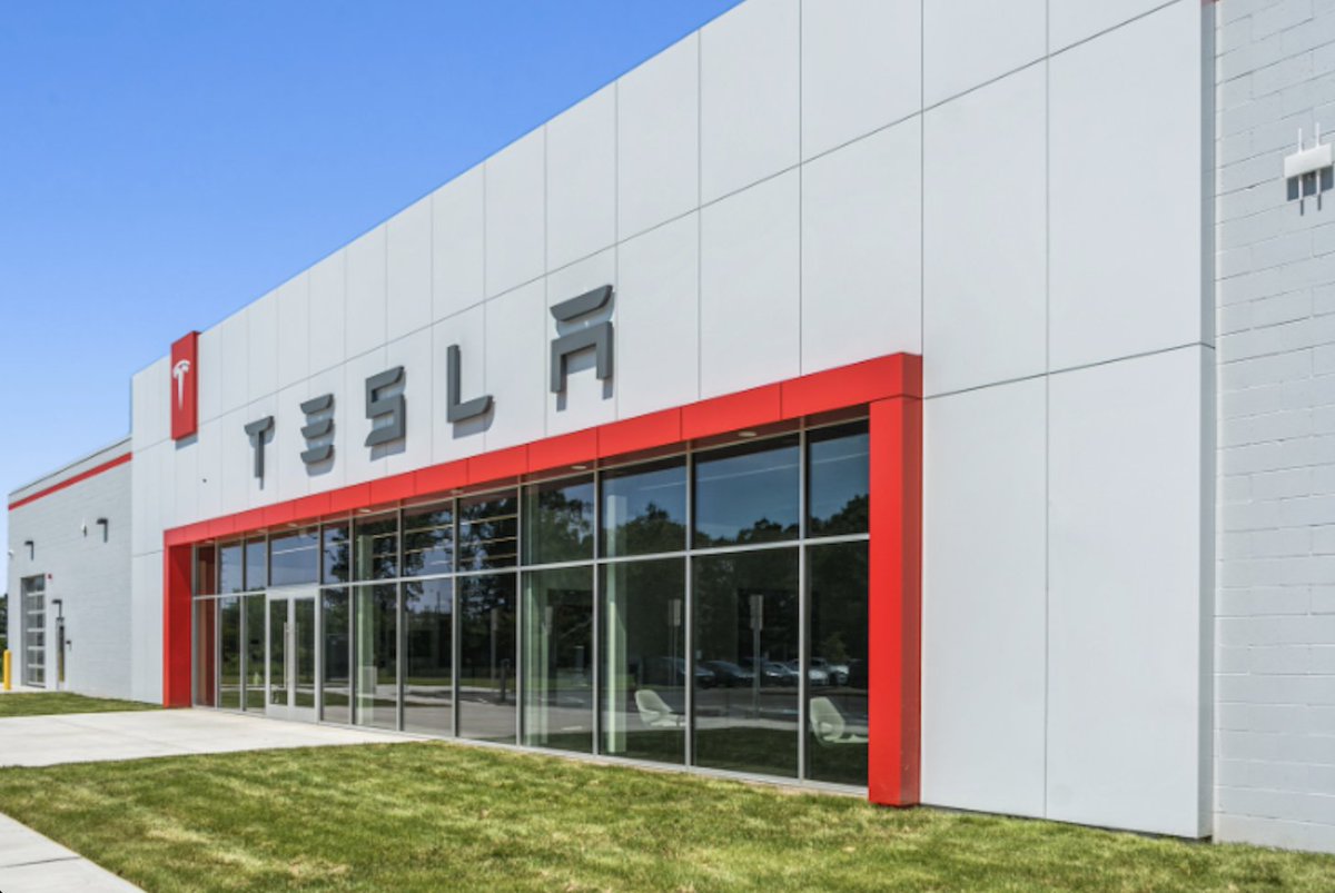 SawyerMerritt's tweet image. NEWS: Tesla just opened its first showroom and service center in Western Massachusetts today (Springfield, MA). It's a 36,000 sqft facility.
Customers in this area will finally be able to take delivery here instead of driving far to get their cars delivered or serviced.