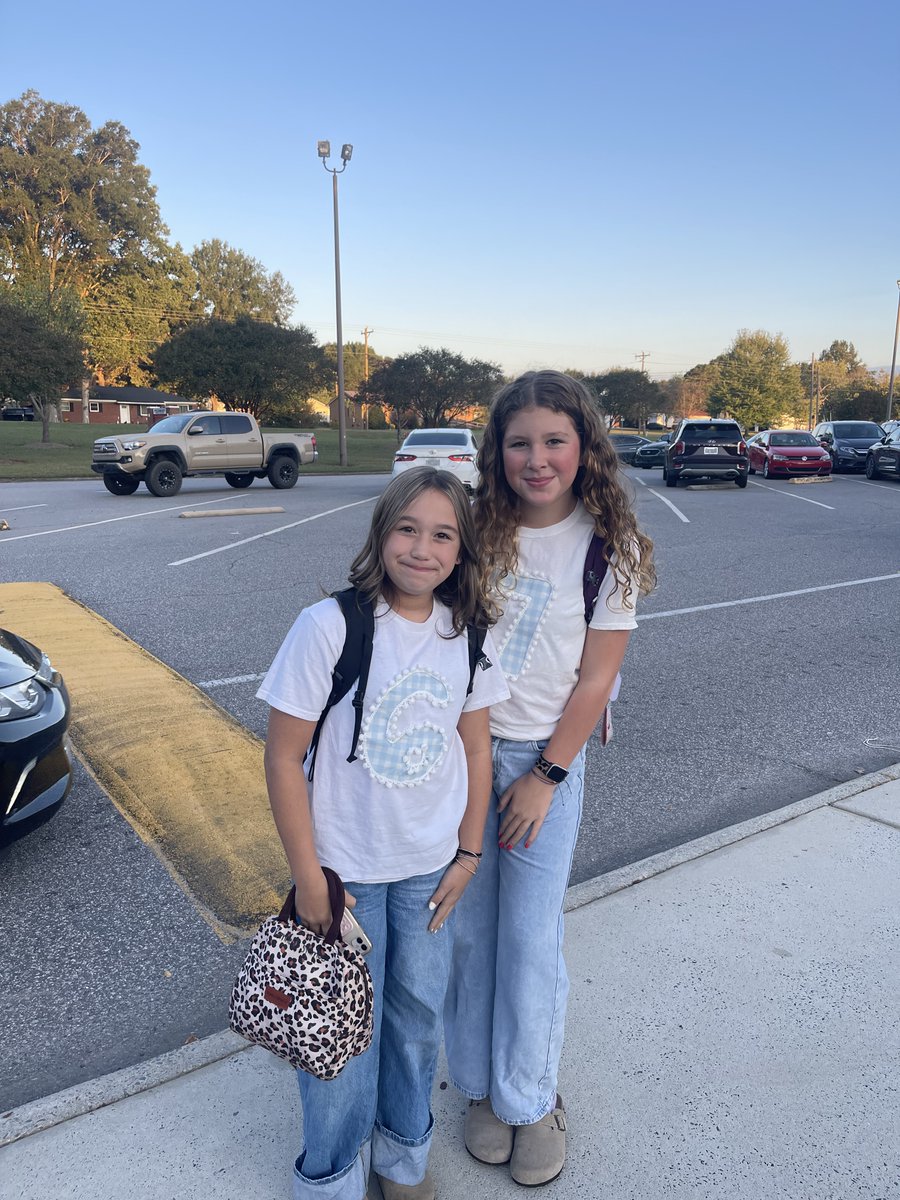 PiedmontMSNC's tweet image. Students had a blast showing off their creativity for Dynamic Duo Day! From famous pairs to fun matching outfits, our Panthers really brought the spirit! 💙🐾 #SpiritWeek #PantherPride #PDMSPanthers @AGHoulihan @UCPSNC