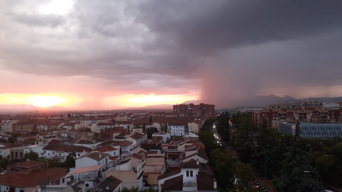 javinadsat's tweet photo. #Tormenta sobre Granada y alrededores. @ecazatormentas @AEMET_Andalucia @ElTiempoes @canalsurgranada @ElTiempoA3 @E112Andalucia https://t.co/SRQcOczQ8K