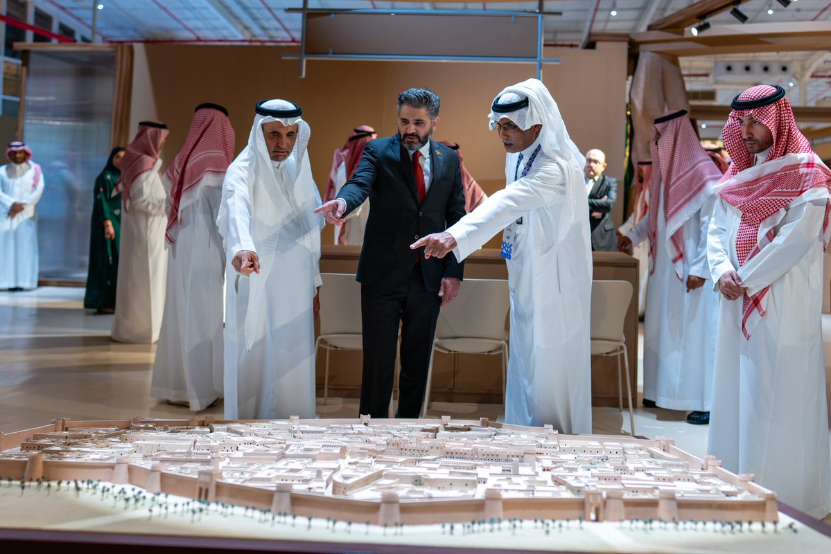 تشرفت بالشرح لمعالي وزير الثقافة السوري #الأستاذ_محمد_ياسبن_صالح يرافقه الرئيس التنفيذي لهيئة التراث #الدكتور_جاسر_الحربش في المعرض المصاحب لأسبوع الترميم الدولي 
#وزارة_الثقافة
#هيئة_التراث 
#الاسبوع_الدولي_للترميم
