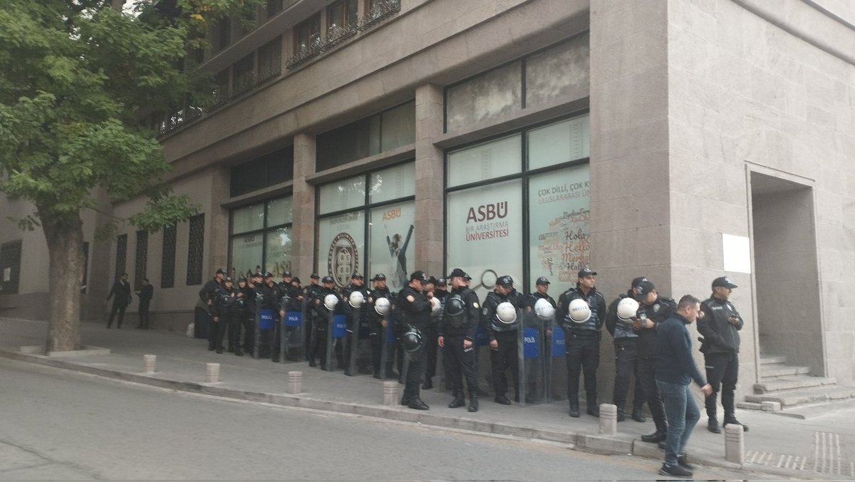 HilalYalcin06's tweet photo. Ha birde ortalık kıyamet gibi polis kaynıyordu,Tam tamına 
3 tane öğrenci için 
Traji komik vakalar hep @06FurkAnkara ya yapılıyor.
#AnkaraEmniyeti
Furkana YineZulüm https://t.co/3vZZ7aupQB