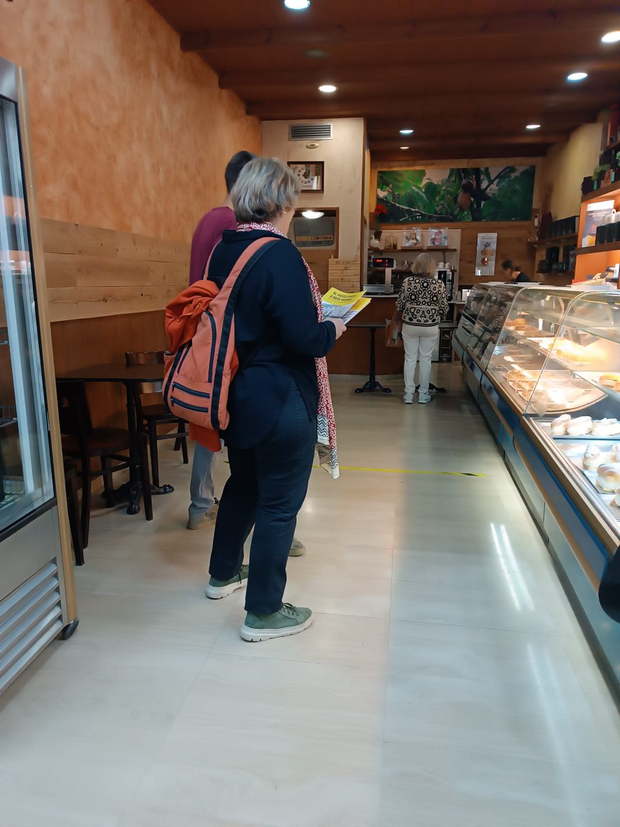 🛍️ El Nucli Antic s'està morint 🛍️ ACTUEM?

Aquesta tarda hem estat explicant als comerços del Nucli Antic el que ja sabem tots i totes: garantir la seva supervivència és garantir la supervivència del barri! 

Serveis, veïnat i comunitat. Actuem pel Nucli Antic!