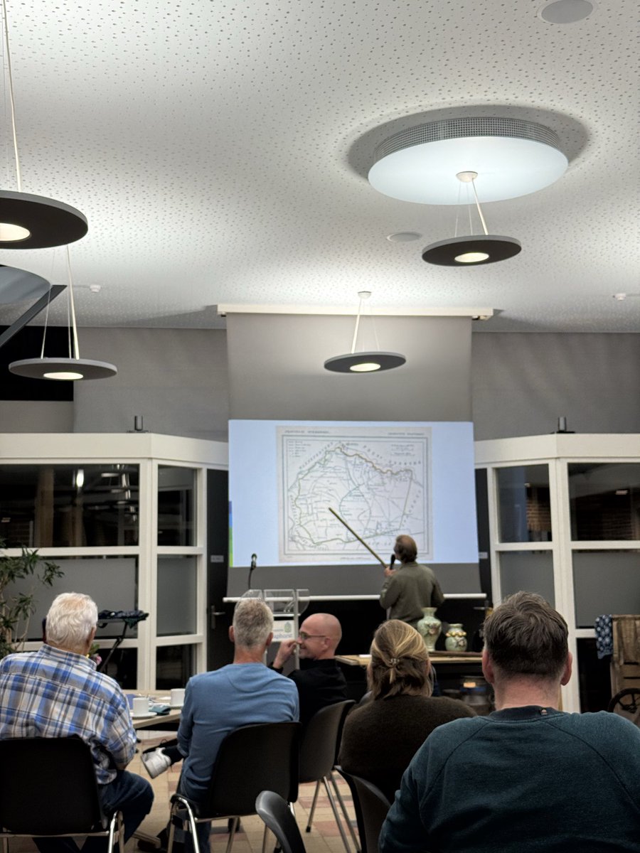 CUstaphorst's tweet image. Leuk! De inwonersavond: alle nieuwe inwoners die na 1 oktober 2024 in de @G_Staphorst zijn komen wonen zijn uitgenodigd voor een kennismaking. Dorpskenner en -kunstenaar Jan Schra geeft een introductie over de oude geschiedenis en de moderne tijd. Prachtig!