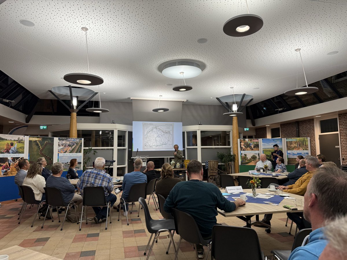 CUstaphorst's tweet image. Leuk! De inwonersavond: alle nieuwe inwoners die na 1 oktober 2024 in de @G_Staphorst zijn komen wonen zijn uitgenodigd voor een kennismaking. Dorpskenner en -kunstenaar Jan Schra geeft een introductie over de oude geschiedenis en de moderne tijd. Prachtig!