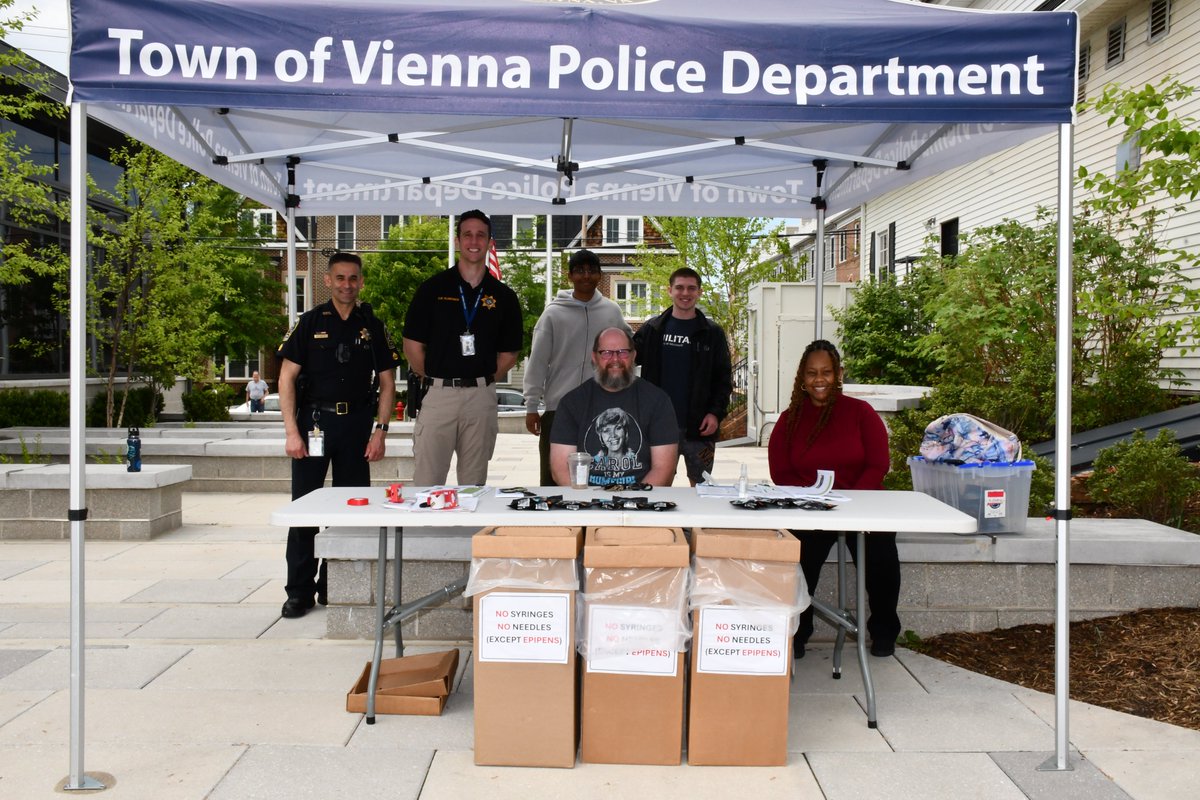 💊 Got expired or unused meds?
Join @TownofViennaPD for the DEA Drug Take Back Day on Sat, Oct 25 from 10AM–2PM at 215 Center St S.
Safely drop off pills, OTC meds &amp; more (no needles!! except epi-pens). Details 👉bit.ly/DrugTakeBack29…
<a href="/TownofViennaVA/">Town of Vienna, VA</a> <a href="/FairfaxCountyPD/">Fairfax County Police</a> <a href="/fcpsnews/">Fairfax Schools 🌟</a>