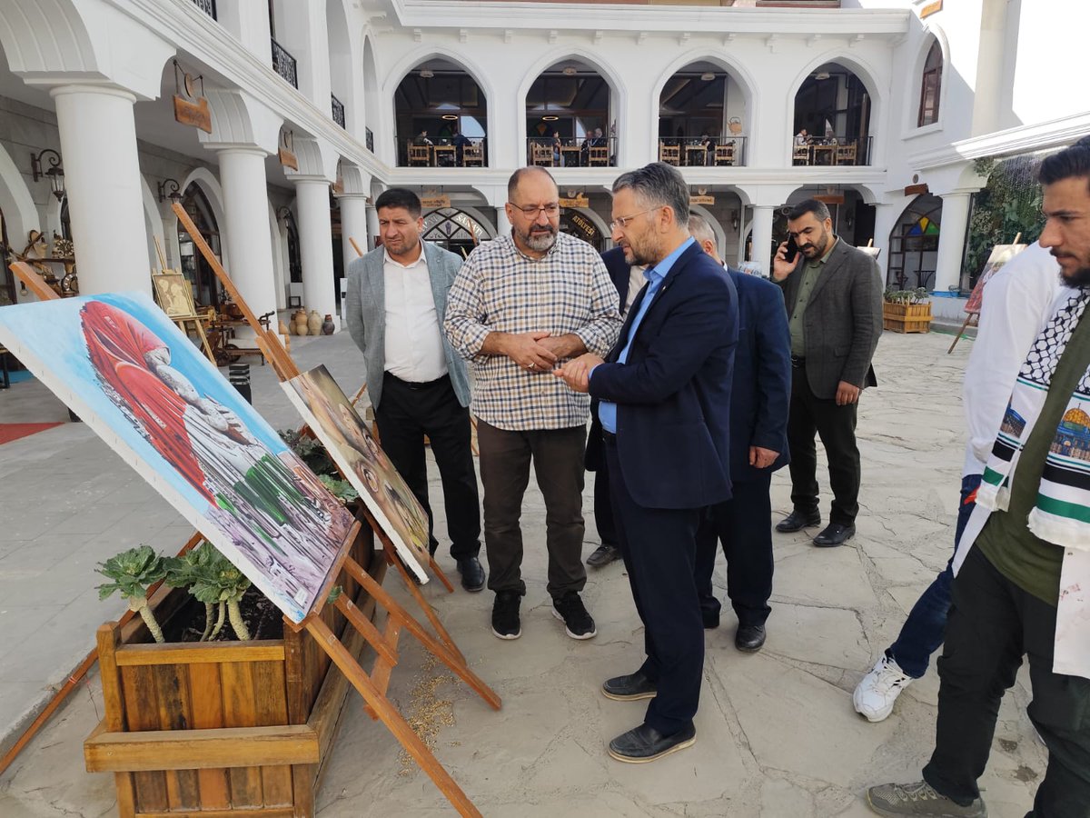 İl Başkanımız Sayın Av. Rasim Sayğın beraberindeki heyetle,  "Aksa Tufanı" yıl dönümü münasebetiyle Van Filistine Destek Platformu tarafından düzenlenen Gazze konulu Resim Sergisini ziyafet edip, desteklerini iletti.
<a href="/RasimSaygin/">Av.Rasim SAYĞIN</a>