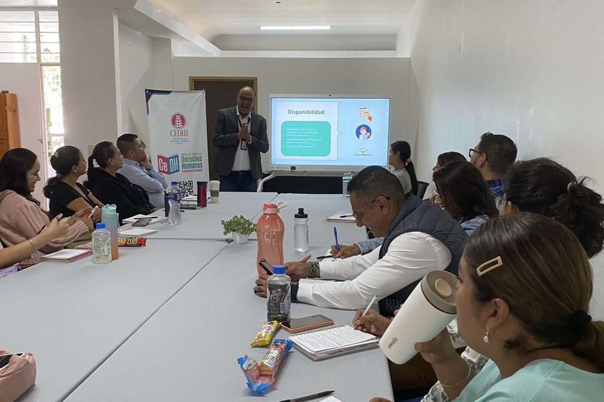 En el Centro de Estudios de la #CEDHJ se impartió una capacitación al personal de servicios educativos de la Escuela Urbana 86, centrada en el derecho humano a la #educación 📚🤓

✔️La formación continua del personal administrativo contribuye a generar una mayor conciencia sobre