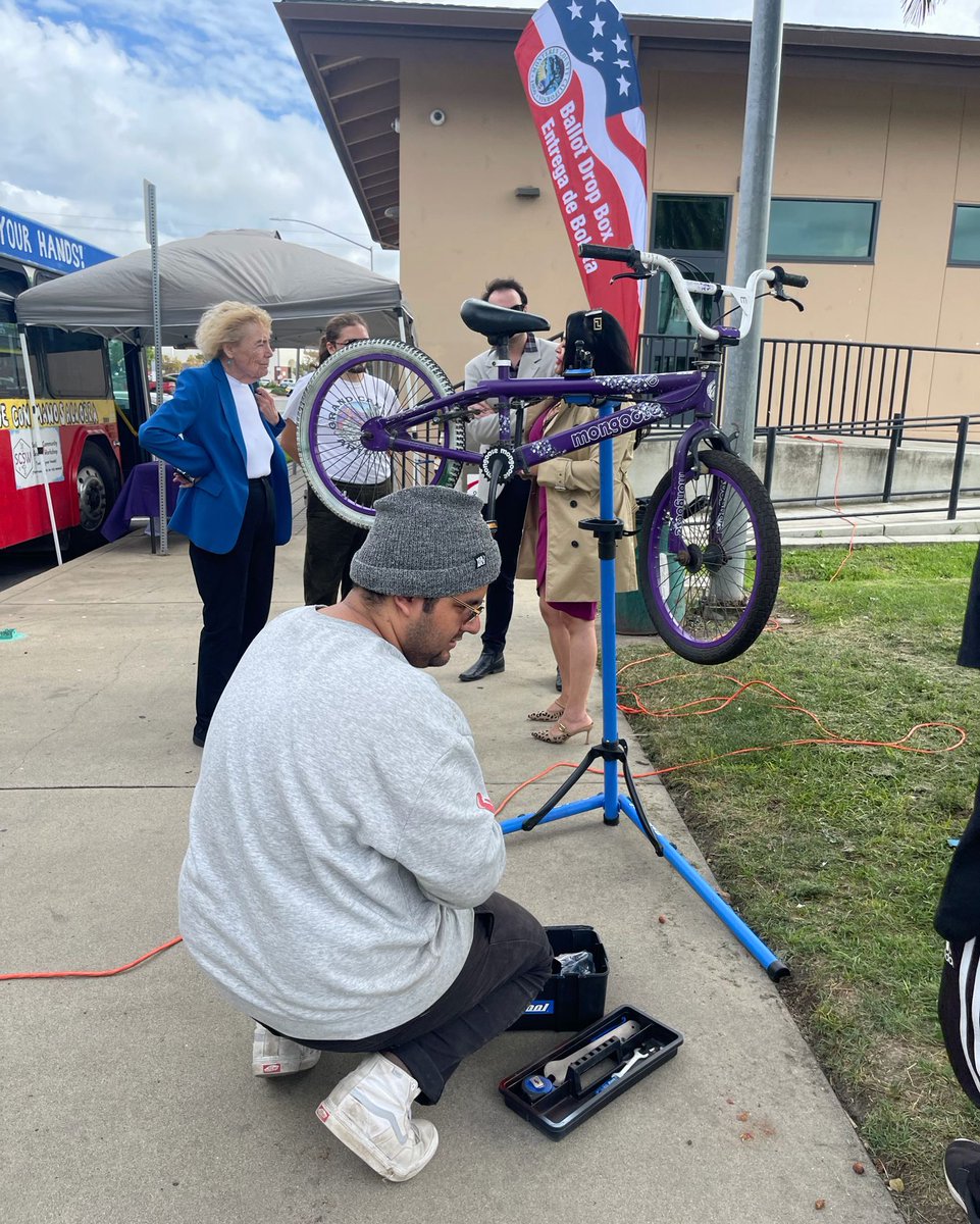 CSWSalinas's tweet image. Last Thursday the SS WOW got to welcome our representative @repzoelofgren for a view at hands on learning we do at Cesar Chavez Library every Thursday from 2:30pm to 5pm!
#SCSW #STEM #LearnByDoing #HandsOnScience #ScienceBus #SalinasStrong #ScienceProjects #STEAM #MontereyCounty