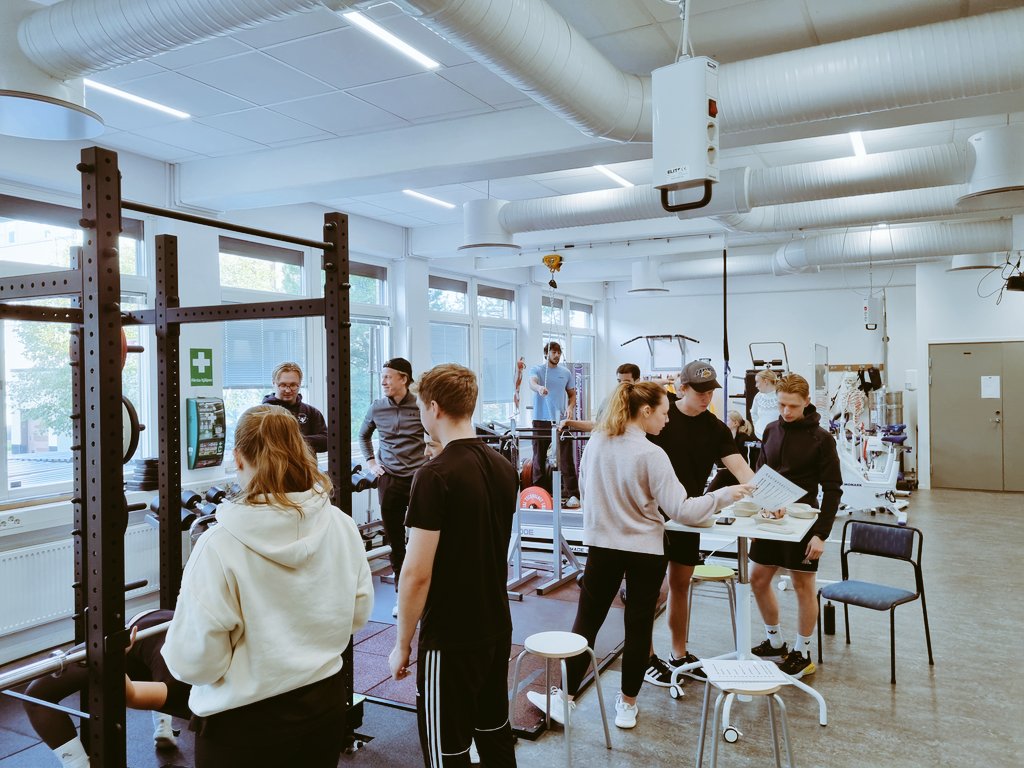 DJ_sport_sci's tweet image. Full house in UMEX lab. As it should be when practical moments finally arrive. Students ran six different exercise programs simultaneously  in the lab with pre and post exercise measurements, followed by data analysis 👍  
#labwork #thebest