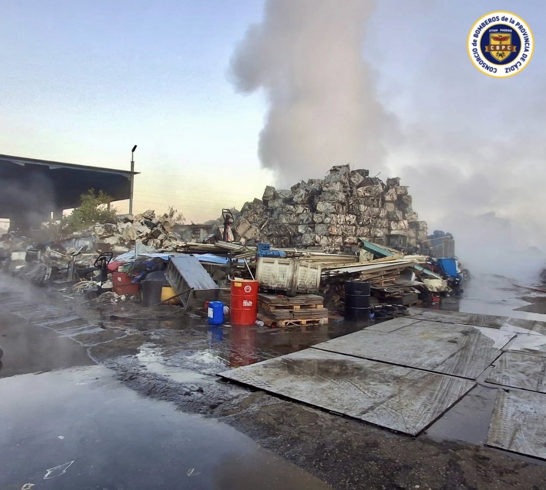 BomberosCbpc's tweet photo. ⚠️ÚLTIMA HORA!
INCENDIO CHATARRERÍA #JEREZ
A las 19.15h del 09/10 el incendio está #EXTINGUIDO y nos retiramos del lugar los efectivos del #CBPC dando por FINALIZADA LA INTERVENCIÓN
Gracias por la colaboración @aytoJerez #PolicíaLocal #ProtecciónCivil y ciudadanía en general https://t.co/IkS2Ayg2l1