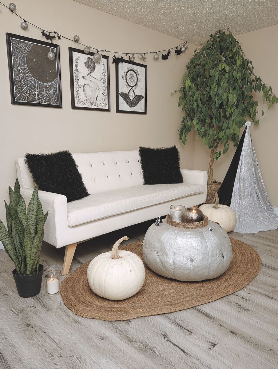 design31717's tweet image. Spooky friends: entire house or just one room? 🖤

#halloweendecor #spookyhomedecor #printableart