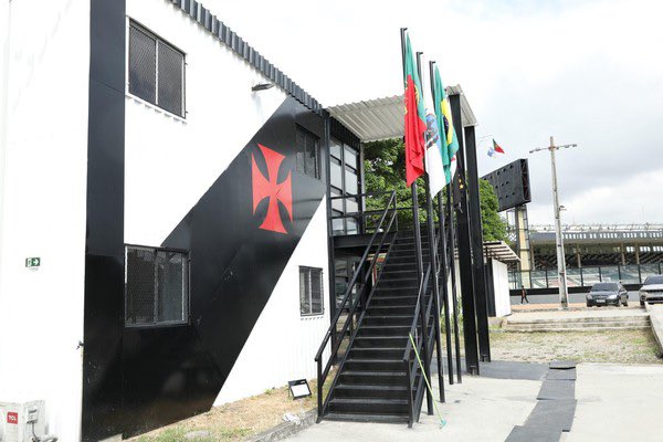 futebol_info's tweet photo. Colégio do Vasco recebe prêmio da Secretaria de Estado de Educação por projeto com atletas da base.

A instituição foi condecorada com o Prêmio Excelência na Gestão, que engloba as categorias de qualidade, acessibilidade e inovação.

O projeto busca conciliar a rotina esportiva dos jovens com o desenvolvimento acadêmico.

Inaugurada em março de 2004, o colégio do Vasco acolheu mais de 5 mil esportistas ao longo de sua história e atende atualmente 160 alunos, do 6º até o 3º ano do Ensino Médio, sendo 95% dos alunos jogadores de futebol. A escola aceita todas as modalidades. Há 5 alunas mulheres, todas atletas da natação. A única restrição para estudar lá é ser atleta do Vasco.

🗞 @geglobo 
📸 Diogo Leobons/CRVG