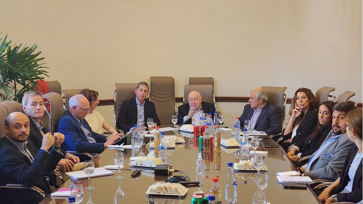 La Bolsa de Comercio de Rosario, mantuvo una reunión con el Subsecretario de Ingresos Públicos de Santa Fe, Florencio Galíndez y la Administradora Provincial de Impuestos, Daniela Bosco, en el marco de la Mesa Sectorial de la Industria y Bolsa. 

Por parte de BCR participaron