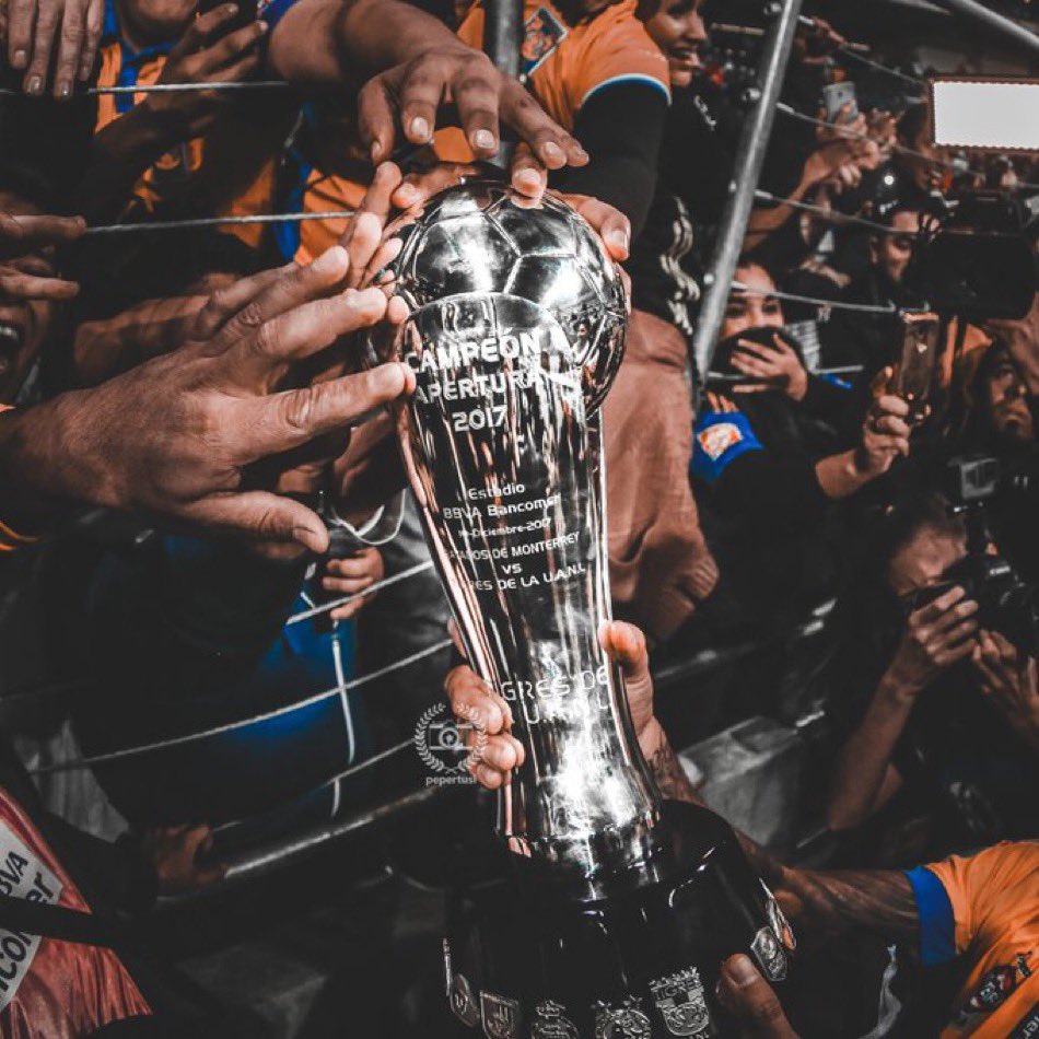 Tigres mostrando la copa  a sus aficionados en el mismísimo BBVA