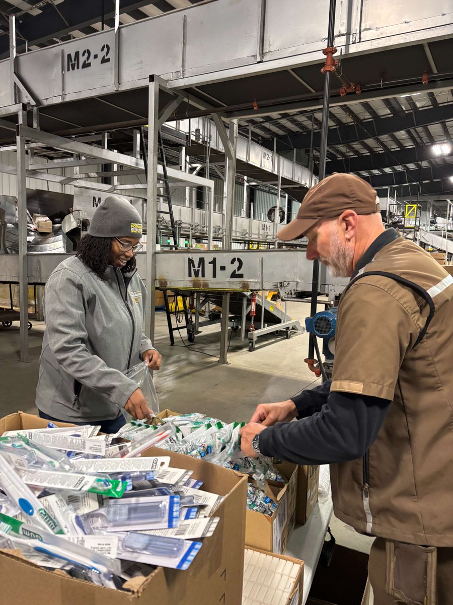 Les employés de <a href="/UPS_Canada/">UPS Canada</a>  à London (Ontario) ont assemblé 400+ trousses d’hygiène, offrant des articles essentiels aux personnes dans le besoin. Ce projet est un effort national plus large pour renforcer les communautés à travers le Canada.
#UPSGivesBack #BénévolatDEntreprise