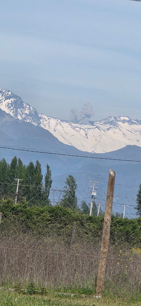 RedGeoChile's tweet photo. AHORA ⚠️ Se produce pulso de cenizas en el Complejo Volcánico Planchón-Peteroa, región del Maule. 

Situación esperada para su nivel de alerta amarilla. 🟡

📸 Red de Informantes de Vigilancia Volcánica RedGeoChile. https://t.co/FMvncOVcXq