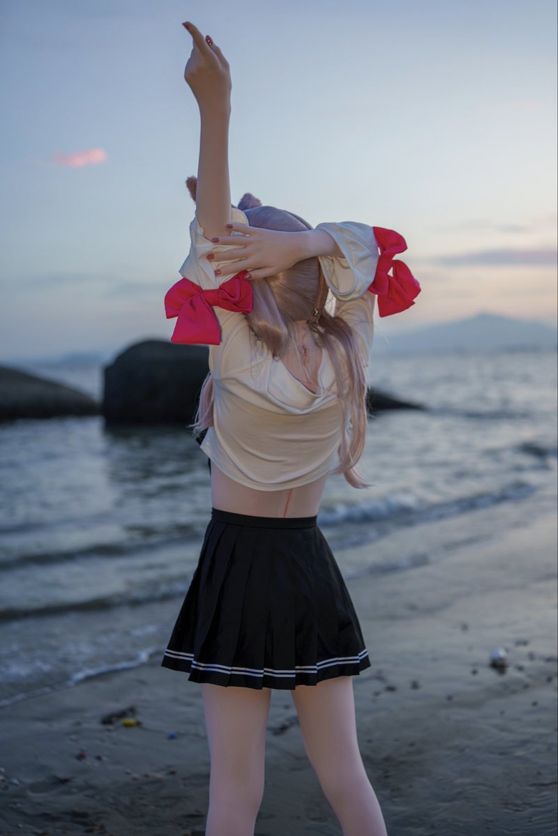 伸个懒腰，把烦恼都丢给海浪！
📷<a href="/jyyosa/">蒸鱼豉油也是酱油</a> 
#VRChat #kigurumi