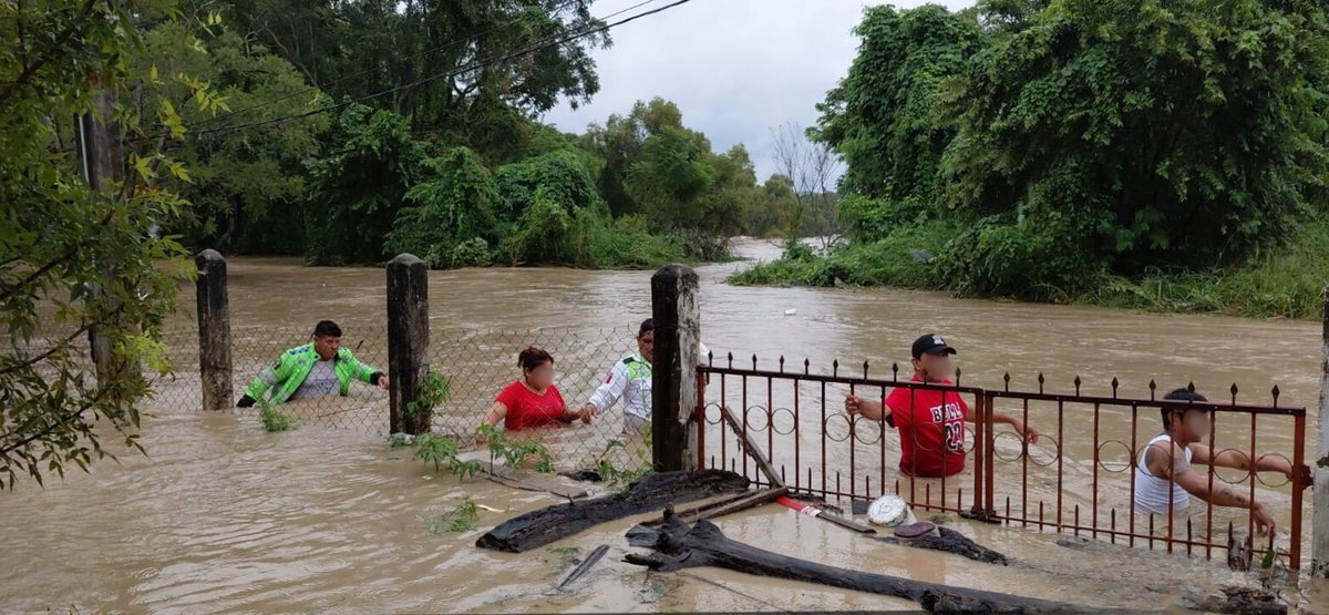 SP_Veracruz's tweet photo. 📣 En el municipio de Naranjos, nuestro personal de la @ssptransitover brinda apoyo a familias afectadas por las intensas lluvias. ☔️ 🌧️

✅ Atiende las recomendaciones de las autoridades.

Nuestra Misión es Preservar tu Seguridad. 🚔 https://t.co/jijMOPsA1E