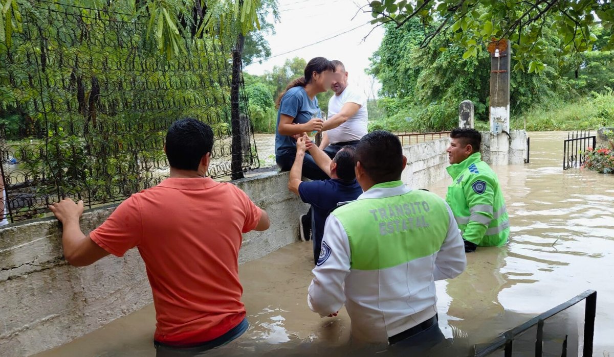 SP_Veracruz's tweet photo. 📣 En el municipio de Naranjos, nuestro personal de la @ssptransitover brinda apoyo a familias afectadas por las intensas lluvias. ☔️ 🌧️

✅ Atiende las recomendaciones de las autoridades.

Nuestra Misión es Preservar tu Seguridad. 🚔 https://t.co/jijMOPsA1E