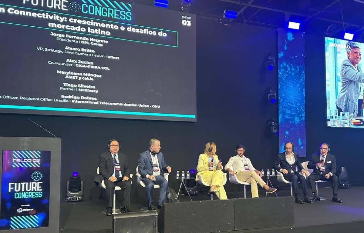 asiet_lat's tweet photo. Estuvimos en #Futurecom 2025 para ahondar en los desafíos de la conectividad en América Latina. @marymendezji y otros líderes coinciden en la necesidad de revisar la carga tributaria, el costo del espectro y la regulación actual. 🗞️ @telesintese  https://t.co/0beCXMgyxX https://t.co/hvQZXm7vEr