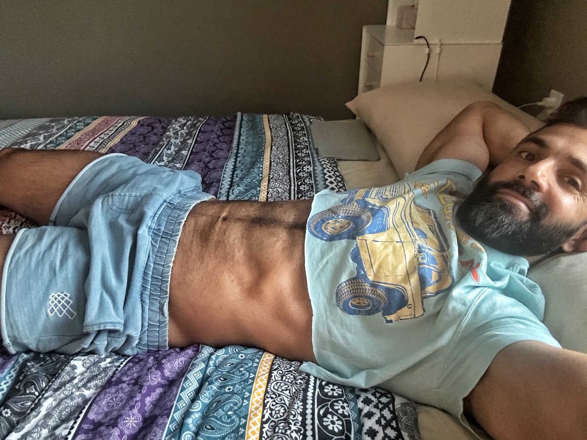 Daniel Gainsbrook (lost at 95K) (@danielgbrookx) on Twitter photo Come snuggle? Come snuggle?