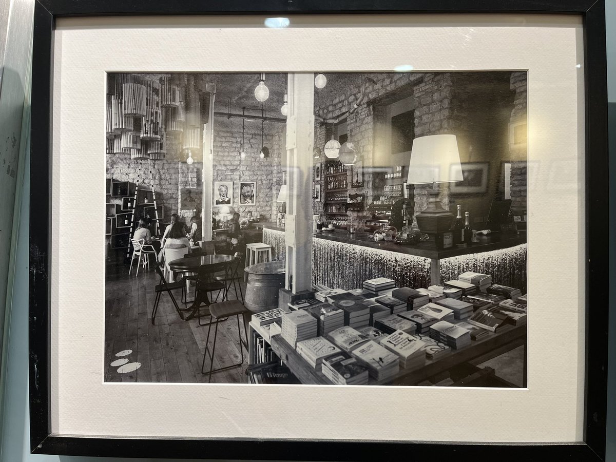 Librerías y fotografía. José Ramón Madruga aúna dos de sus grandes pasiones en “Librerías con encanto”. En la Sala de Exposiciones de la Biblioteca M. Ana María Matute. Gracias por tu inspirador trabajo y por tu afectuosa bienvenida. @psoevaldemoro #serviciospublicosdecalidad