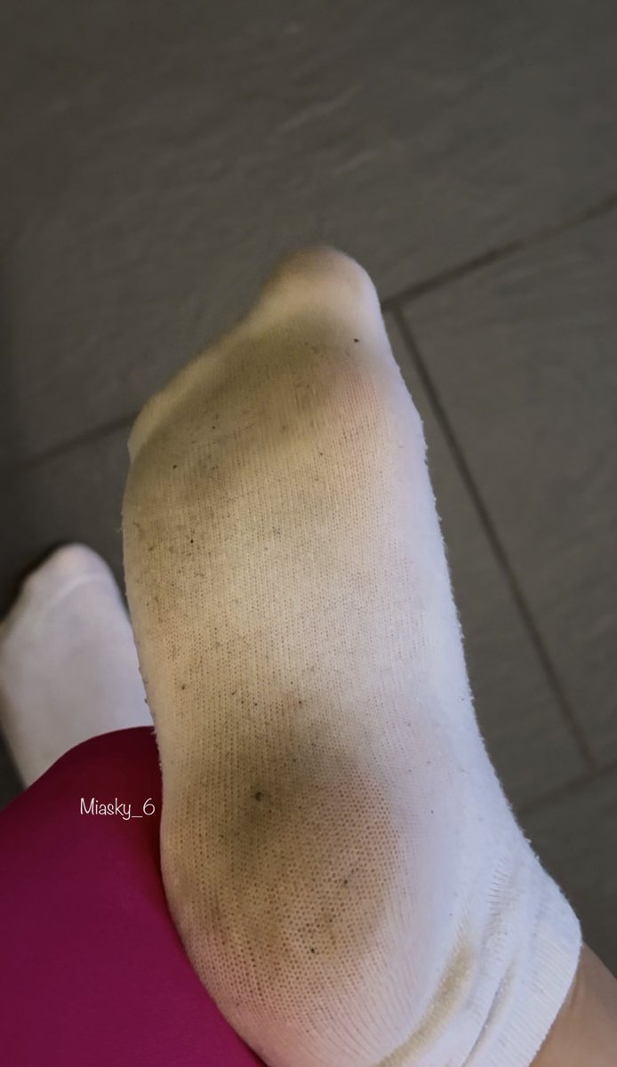 Na, mein kleiner Sockenjunkie…Zittert dein Mini🤏 schon, nur bei dem Anblick meiner durchgeschwitzten Socken? 🧦 💦
Ich wette, du kannst den Duft fast riechen…und sabberst wie ein gutes dressiertes Spielzeug!🐶💋
Socken • sockenfeetish • wornsocks 

 <a href="/WornSocks69/">Worn Socks</a>