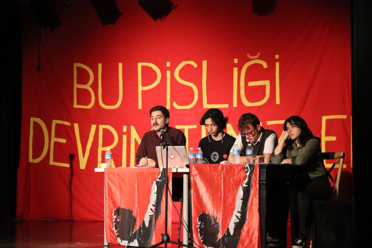 DGDernekleri12's tweet image. 🚩 Derneğimiz 1. OLAĞANÜSTÜ KURULTAY programı “Bu Pisliği Devrim Temizler” ve “Hedef: FEDERASYON” şiarları ile 5 Ekim 2025’te gerçekleşmiştir.

🔴 Memleketin içinden geçtiği süreçlerin değerlendirilmesinin ve geniş gençlik kesimlerinin devrim hedefiyle sıkı ve örgütlü bir…