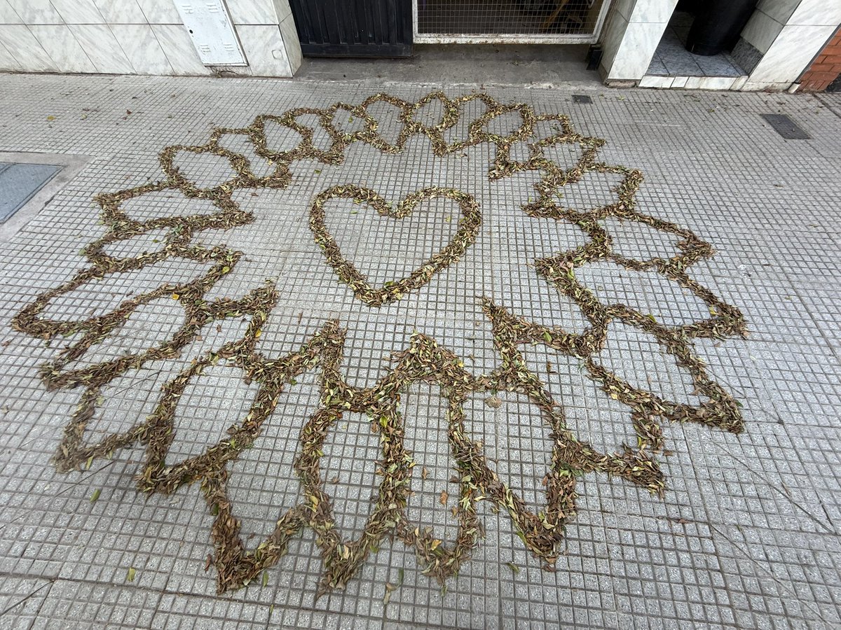 La artista de las hojas 🍂  resulta que no es una señora