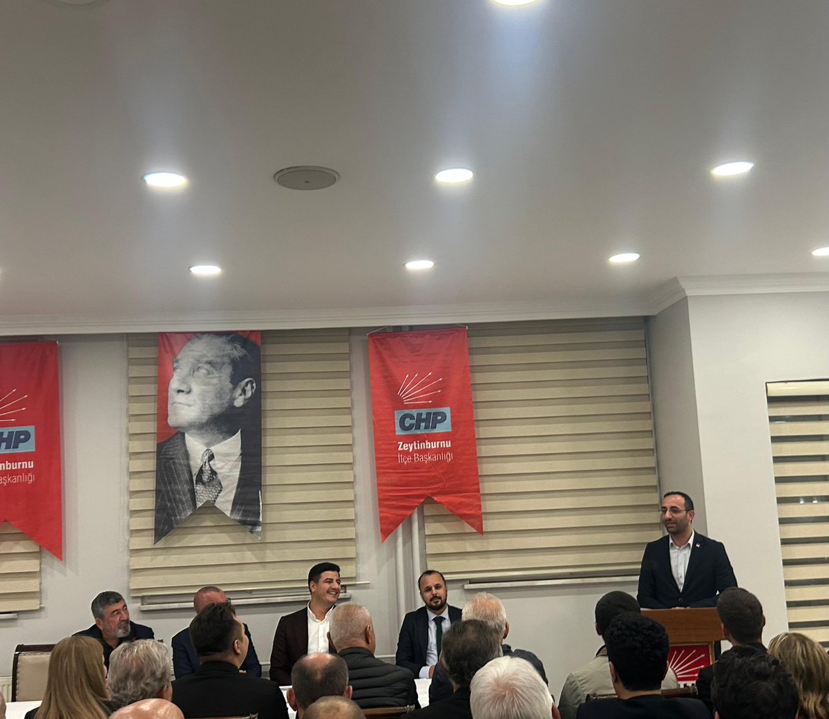 Zeytinburnu ilçe başkanımız sevgili abim Metin Doğan’ın daveti üzerine, yeni dönemin ilk mahalle başkanları toplantılarına parti meclis üyemiz Bedirhan Berk Doğru ile birlikte katılım sağladım.

Örgütümüzle yan yana, birlik ve beraberlik içinde tüm zorlukların üstesinden