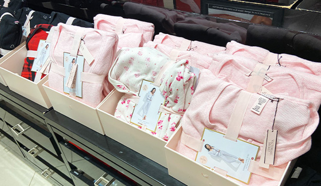 FreeStuffFinder's tweet image. 🤩 Victoria’s Secret Pajama Sets from $14.99!
Don't Miss: freestufffinder.com/victorias-secr…