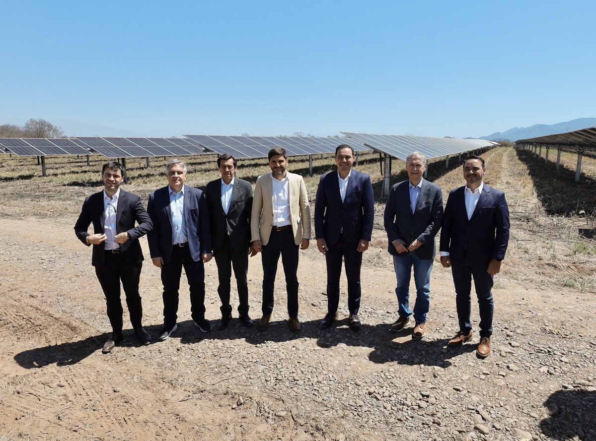 Junto a los Gobernadores de Provincias Unidas recorrimos el Parque Solar El Pongo, en #Jujuy, un proyecto que refleja cómo la energía limpia y la innovación impulsan el desarrollo, generan trabajo y nuevas oportunidades para el futuro del país. El interior de la Argentina tiene