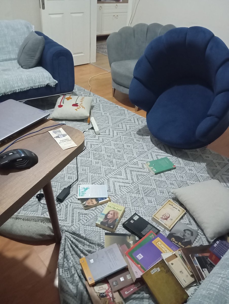 Kurdistan_AR's tweet image. الشرطة التركية داهمت منزل هذه الفتاة الكوردية فجرَ اليوم (حوالي الساعة 5:30 فجراً).

الفتاة معروفة على مواقع التواصل الاجتماعي بنشرها محتوى تثقيفياً عن التاريخ والثقافة واللغة الكوردية.

ونشرت على حسابها في إكس تقول:

 «الشرطة جاءت إلى منزلي بأمرٍ من النيابة.
أنا وأطفالي خائفون،…