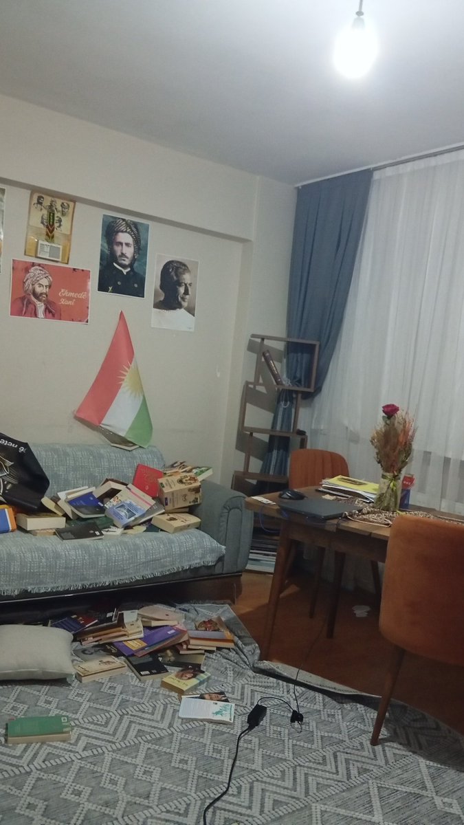 Kurdistan_AR's tweet image. الشرطة التركية داهمت منزل هذه الفتاة الكوردية فجرَ اليوم (حوالي الساعة 5:30 فجراً).

الفتاة معروفة على مواقع التواصل الاجتماعي بنشرها محتوى تثقيفياً عن التاريخ والثقافة واللغة الكوردية.

ونشرت على حسابها في إكس تقول:

 «الشرطة جاءت إلى منزلي بأمرٍ من النيابة.
أنا وأطفالي خائفون،…