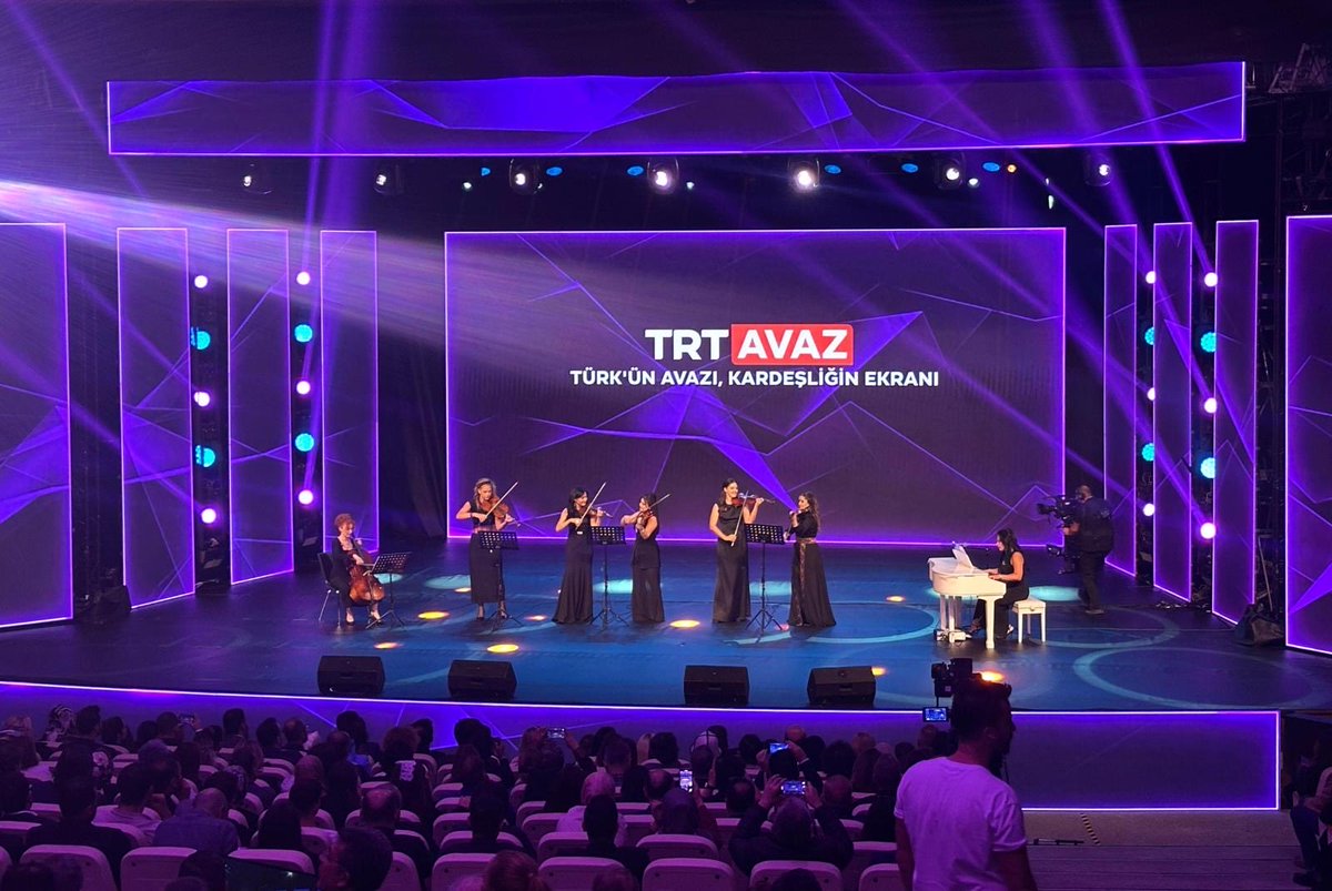 samilayrim's tweet photo. 🩸 “TÜRK’ÜN AVAZI, KARDEŞLİĞİN EKRANI”

Dün TRT Avaz’ın yeni dönem program tanıtımına katıldık.
Türk dünyasının sesi olma misyonunu güçlendiren yeni yayın döneminde emeği geçen herkesi — başta TRT Genel Müdürü M. Zahid Sobacı ve Kanal Koordinatörü Yücel Kılıçkaya olmak üzere — tebrik ediyorum.

TRT Avaz, gönül coğrafyamızın sesi olmaya devam ediyor. 

#TRTAvaz #TürkDünyası #TürkiyeYüzyılı