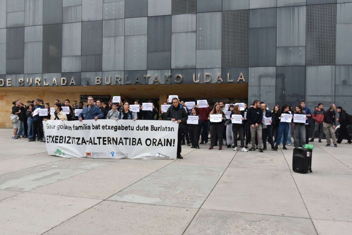 🔵 #EtxebizitzaSindikatua

Arratsaldean Udal plazan batu gara etxegabetutako familiari elkartasuna adierazteko. 

Bestalde, goizeko bortizkeria poliziala salatu eta instituzioei alternatiba erreal bat exijitu diegu.

Etxebizitza alternatiba, orain!