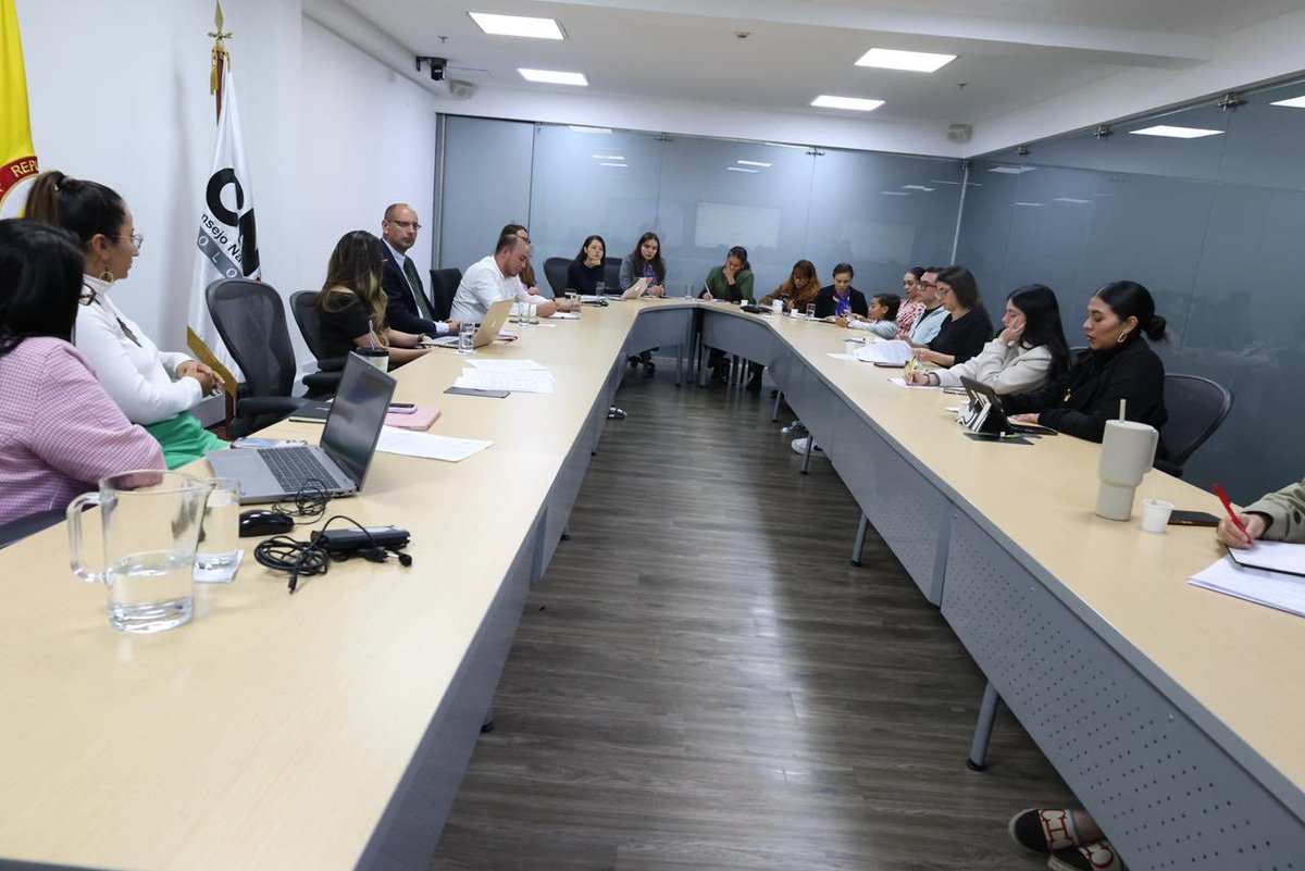 CNE_COLOMBIA's tweet image. Avanzamos en la atención a la #ViolenciaContraLaMujerEnPolítica 💪
Dos mesas técnicas: una con CNE, Registraduría y MinInterior para fortalecer la plataforma URIEL, y otra interna para construir el protocolo de atención de VCMP.

#VCMP #EquidadDeGénero #ParticipaciónPolítica