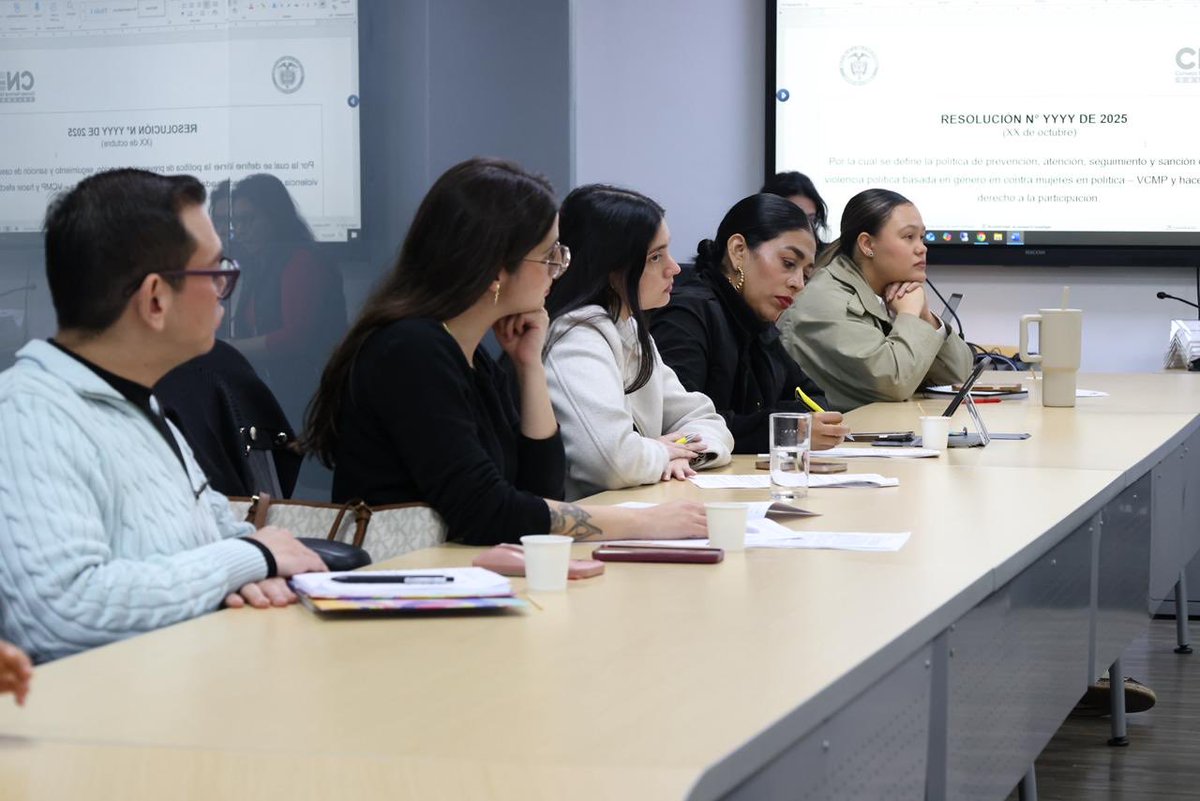 Avanzamos en la atención a la #ViolenciaContraLaMujerEnPolítica 💪
Dos mesas técnicas: una con CNE, Registraduría y MinInterior para fortalecer la plataforma URIEL, y otra interna para construir el protocolo de atención de VCMP.

#VCMP #EquidadDeGénero #ParticipaciónPolítica